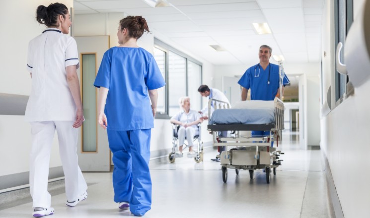 Fonctionnaires hospitaliers en blouses blanches et bleues dans les couloirs d'un hôpital