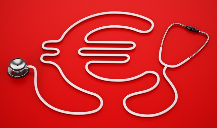 Stéthoscope blanc en forme de symbole euro sur fond rouge