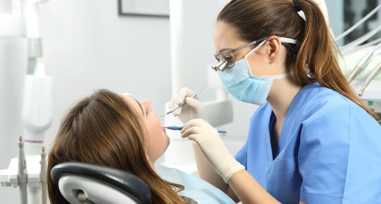 dentiste prodiguant des soins à une patiente