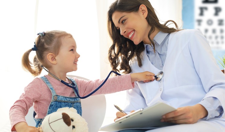 consultation d'un médecin avec un enfant